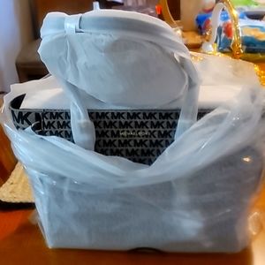 MICHAEL KORS VOYAGER LEATHER ZIP TOTE LEATHER IN BLACK